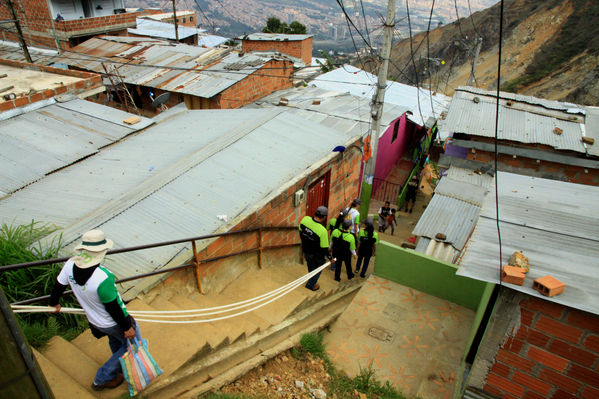 Brigada Comunitaria
Brigada Comunitaria
Fecha: Abril 5 de 2014. Lugar: Barrio Santo Domingo
Para descargar esta fotografía en alta resolución, haga clic sobre la imagen hasta que la misma se despliegue en la pantalla completa; luego dé clic derecho y elija la opción "guardar imagen como". 
En caso de publicación por cualquier medio, solicitamos acompañarla del crédito: "Foto EPM"
Palabras clave: Brigada Comunitaria