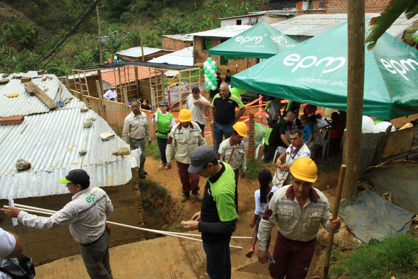 Brigada Comunitaria
Brigada Comunitaria
Fecha: Abril 5 de 2014. Lugar: Barrio Santo Domingo
Para descargar esta fotografía en alta resolución, haga clic sobre la imagen hasta que la misma se despliegue en la pantalla completa; luego dé clic derecho y elija la opción "guardar imagen como". 
En caso de publicación por cualquier medio, solicitamos acompañarla del crédito: "Foto EPM"
Palabras clave: Brigada Comunitaria