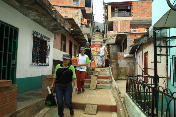 Brigada Comunitaria
Brigada Comunitaria
Fecha: Abril 5 de 2014. Lugar: Barrio Santo Domingo
Para descargar esta fotografía en alta resolución, haga clic sobre la imagen hasta que la misma se despliegue en la pantalla completa; luego dé clic derecho y elija la opción "guardar imagen como". 
En caso de publicación por cualquier medio, solicitamos acompañarla del crédito: "Foto EPM"
Palabras clave: Brigada Comunitaria