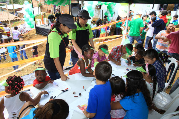 Brigada Comunitaria
Brigada Comunitaria
Fecha: Abril 5 de 2014. Lugar: Barrio Santo Domingo
Para descargar esta fotografía en alta resolución, haga clic sobre la imagen hasta que la misma se despliegue en la pantalla completa; luego dé clic derecho y elija la opción "guardar imagen como". 
En caso de publicación por cualquier medio, solicitamos acompañarla del crédito: "Foto EPM"
Palabras clave: Brigada Comunitaria