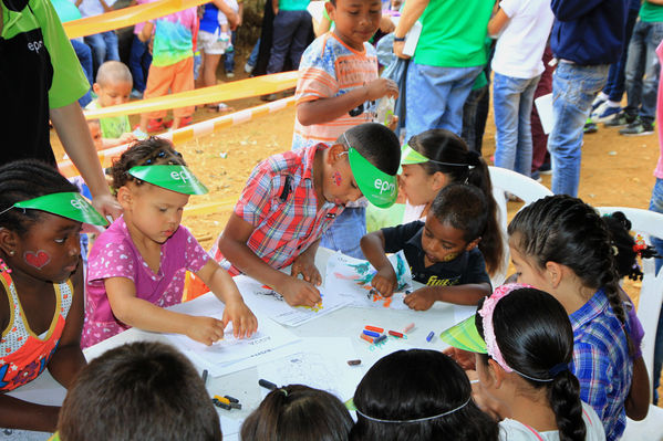 Brigada Comunitaria
Brigada Comunitaria
Fecha: Abril 5 de 2014. Lugar: Barrio Santo Domingo
Para descargar esta fotografía en alta resolución, haga clic sobre la imagen hasta que la misma se despliegue en la pantalla completa; luego dé clic derecho y elija la opción "guardar imagen como". 
En caso de publicación por cualquier medio, solicitamos acompañarla del crédito: "Foto EPM"
Palabras clave: Brigada Comunitaria