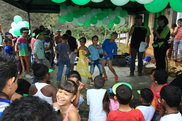 Brigada Comunitaria
Brigada Comunitaria
Fecha: Abril 5 de 2014. Lugar: Barrio Santo Domingo
Para descargar esta fotografía en alta resolución, haga clic sobre la imagen hasta que la misma se despliegue en la pantalla completa; luego dé clic derecho y elija la opción "guardar imagen como". 
En caso de publicación por cualquier medio, solicitamos acompañarla del crédito: "Foto EPM"
Palabras clave: Brigada Comunitaria