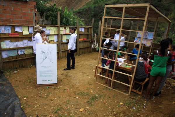 Brigada Comunitaria
Brigada Comunitaria
Fecha: Abril 5 de 2014. Lugar: Barrio Santo Domingo
Para descargar esta fotografía en alta resolución, haga clic sobre la imagen hasta que la misma se despliegue en la pantalla completa; luego dé clic derecho y elija la opción "guardar imagen como". 
En caso de publicación por cualquier medio, solicitamos acompañarla del crédito: "Foto EPM"
Palabras clave: Brigada Comunitaria