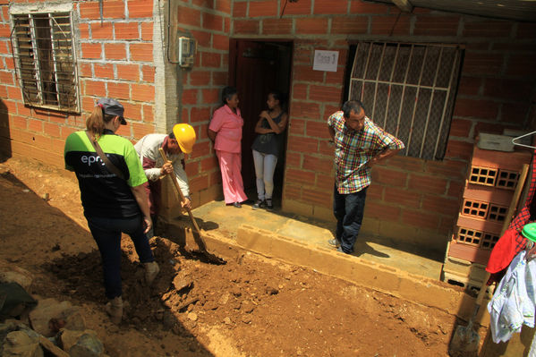 Brigada Comunitaria
Brigada Comunitaria
Fecha: Abril 5 de 2014. Lugar: Barrio Santo Domingo
Para descargar esta fotografía en alta resolución, haga clic sobre la imagen hasta que la misma se despliegue en la pantalla completa; luego dé clic derecho y elija la opción "guardar imagen como". 
En caso de publicación por cualquier medio, solicitamos acompañarla del crédito: "Foto EPM"
Palabras clave: Brigada Comunitaria