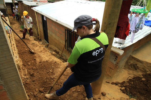 Brigada Comunitaria
Brigada Comunitaria
Fecha: Abril 5 de 2014. Lugar: Barrio Santo Domingo
Para descargar esta fotografía en alta resolución, haga clic sobre la imagen hasta que la misma se despliegue en la pantalla completa; luego dé clic derecho y elija la opción "guardar imagen como". 
En caso de publicación por cualquier medio, solicitamos acompañarla del crédito: "Foto EPM"
Palabras clave: Brigada Comunitaria