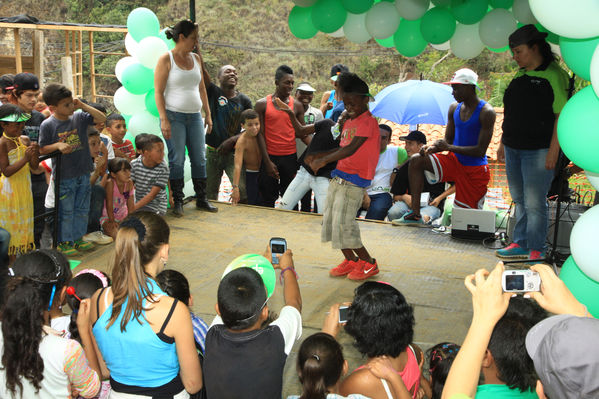 Brigada Comunitaria
Brigada Comunitaria
Fecha: Abril 5 de 2014. Lugar: Barrio Santo Domingo
Para descargar esta fotografía en alta resolución, haga clic sobre la imagen hasta que la misma se despliegue en la pantalla completa; luego dé clic derecho y elija la opción "guardar imagen como". 
En caso de publicación por cualquier medio, solicitamos acompañarla del crédito: "Foto EPM"
Palabras clave: Brigada Comunitaria