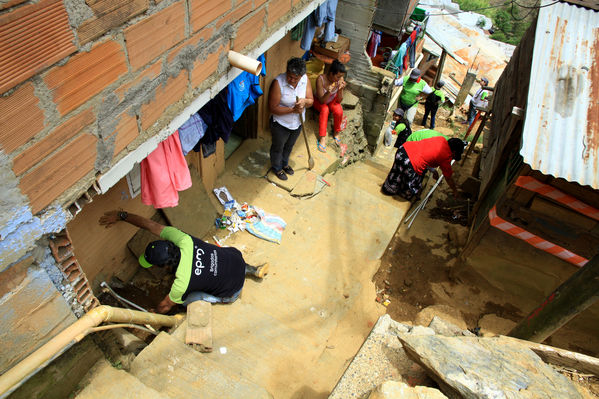 Brigada Comunitaria
Brigada Comunitaria
Fecha: Abril 5 de 2014. Lugar: Barrio Santo Domingo
Para descargar esta fotografía en alta resolución, haga clic sobre la imagen hasta que la misma se despliegue en la pantalla completa; luego dé clic derecho y elija la opción "guardar imagen como". 
En caso de publicación por cualquier medio, solicitamos acompañarla del crédito: "Foto EPM"
Palabras clave: Brigada Comunitaria