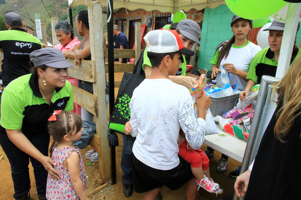 Brigada Comunitaria
Brigada Comunitaria
Fecha: Abril 5 de 2014. Lugar: Barrio Santo Domingo
Para descargar esta fotografía en alta resolución, haga clic sobre la imagen hasta que la misma se despliegue en la pantalla completa; luego dé clic derecho y elija la opción "guardar imagen como". 
En caso de publicación por cualquier medio, solicitamos acompañarla del crédito: "Foto EPM"

Palabras clave: Brigada Comunitaria