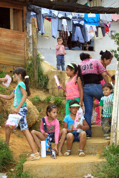 Brigada Comunitaria
Brigada Comunitaria
Fecha: Abril 5 de 2014. Lugar: Barrio Santo Domingo
Para descargar esta fotografía en alta resolución, haga clic sobre la imagen hasta que la misma se despliegue en la pantalla completa; luego dé clic derecho y elija la opción "guardar imagen como". 
En caso de publicación por cualquier medio, solicitamos acompañarla del crédito: "Foto EPM"

Palabras clave: Brigada Comunitaria