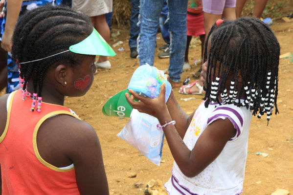 Brigada Comunitaria
Brigada Comunitaria
Fecha: Abril 5 de 2014. Lugar: Barrio Santo Domingo
Para descargar esta fotografía en alta resolución, haga clic sobre la imagen hasta que la misma se despliegue en la pantalla completa; luego dé clic derecho y elija la opción "guardar imagen como". 
En caso de publicación por cualquier medio, solicitamos acompañarla del crédito: "Foto EPM"

Palabras clave: Brigada Comunitaria