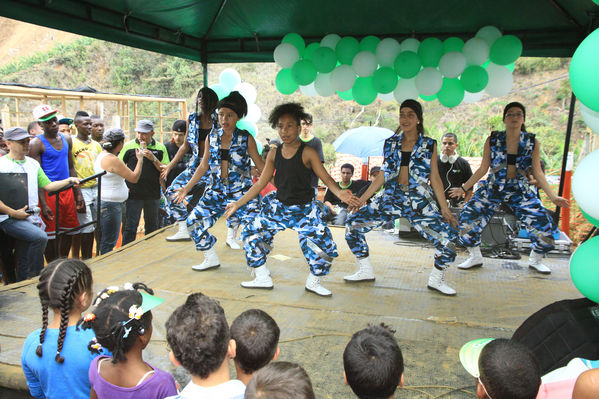 Brigada Comunitaria
Brigada Comunitaria
Fecha: Abril 5 de 2014. Lugar: Barrio Santo Domingo
Para descargar esta fotografía en alta resolución, haga clic sobre la imagen hasta que la misma se despliegue en la pantalla completa; luego dé clic derecho y elija la opción "guardar imagen como". 
En caso de publicación por cualquier medio, solicitamos acompañarla del crédito: "Foto EPM"

Palabras clave: Brigada Comunitaria