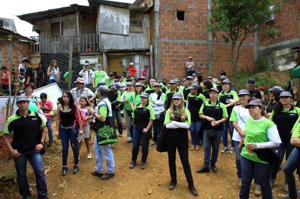 Brigada Comunitaria
Brigada Comunitaria
Fecha: Abril 5 de 2014. Lugar: Barrio Santo Domingo
Para descargar esta fotografía en alta resolución, haga clic sobre la imagen hasta que la misma se despliegue en la pantalla completa; luego dé clic derecho y elija la opción "guardar imagen como". 
En caso de publicación por cualquier medio, solicitamos acompañarla del crédito: "Foto EPM"

Palabras clave: Brigada Comunitaria