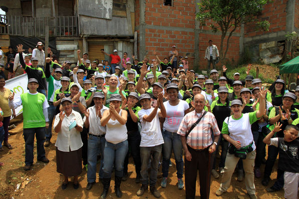 Brigada Comunitaria
Brigada Comunitaria
Fecha: Abril 5 de 2014. Lugar: Barrio Santo Domingo
Para descargar esta fotografía en alta resolución, haga clic sobre la imagen hasta que la misma se despliegue en la pantalla completa; luego dé clic derecho y elija la opción "guardar imagen como". 
En caso de publicación por cualquier medio, solicitamos acompañarla del crédito: "Foto EPM"

Palabras clave: Brigada Comunitaria