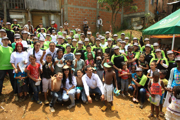 Brigada Comunitaria
Brigada Comunitaria
Fecha: Abril 5 de 2014. Lugar: Barrio Santo Domingo
Para descargar esta fotografía en alta resolución, haga clic sobre la imagen hasta que la misma se despliegue en la pantalla completa; luego dé clic derecho y elija la opción "guardar imagen como". 
En caso de publicación por cualquier medio, solicitamos acompañarla del crédito: "Foto EPM"

Palabras clave: Brigada Comunitaria