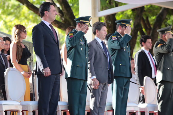 Entrega de condecoración de la Cuarta Brigada
Entrega de condecoración de la Cuarta Brigada
Fecha: Agosto 12 de 2016
Para descargar esta fotografía en alta resolución, haga clic sobre la imagen hasta que la misma se despliegue en la pantalla completa; luego dé clic derecho y elija la opción "guardar imagen como". 
En caso de publicación por cualquier medio, solicitamos acompañarla del crédito: "Foto EPM"
Palabras clave: Entrega condecoración Cuarta Brigada