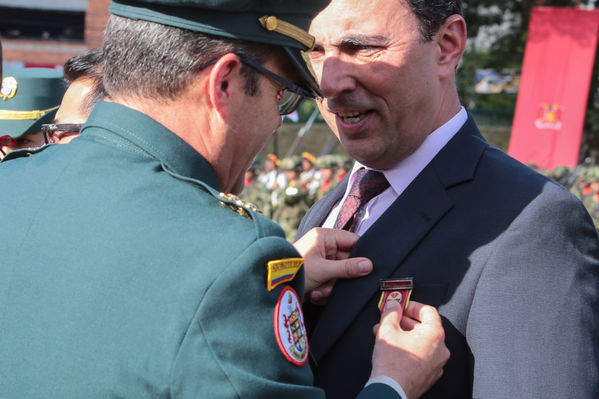 Entrega de condecoración de la Cuarta Brigada
Entrega de condecoración de la Cuarta Brigada
Fecha: Agosto 12 de 2016
Para descargar esta fotografía en alta resolución, haga clic sobre la imagen hasta que la misma se despliegue en la pantalla completa; luego dé clic derecho y elija la opción "guardar imagen como". 
En caso de publicación por cualquier medio, solicitamos acompañarla del crédito: "Foto EPM"
Palabras clave: Entrega condecoración Cuarta Brigada