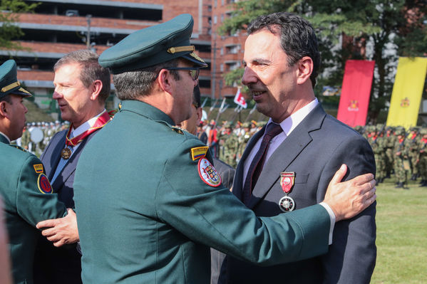Entrega de condecoración de la Cuarta Brigada
Entrega de condecoración de la Cuarta Brigada
Fecha: Agosto 12 de 2016
Para descargar esta fotografía en alta resolución, haga clic sobre la imagen hasta que la misma se despliegue en la pantalla completa; luego dé clic derecho y elija la opción "guardar imagen como". 
En caso de publicación por cualquier medio, solicitamos acompañarla del crédito: "Foto EPM"
Palabras clave: Entrega condecoración Cuarta Brigada
