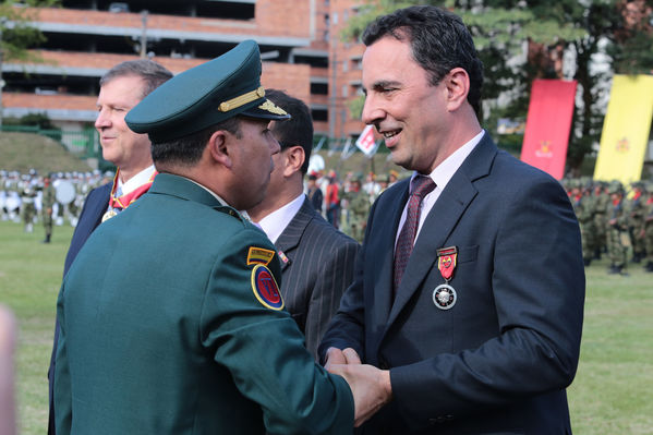Entrega de condecoración de la Cuarta Brigada
Entrega de condecoración de la Cuarta Brigada
Fecha: Agosto 12 de 2016
Para descargar esta fotografía en alta resolución, haga clic sobre la imagen hasta que la misma se despliegue en la pantalla completa; luego dé clic derecho y elija la opción "guardar imagen como". 
En caso de publicación por cualquier medio, solicitamos acompañarla del crédito: "Foto EPM"
Palabras clave: Entrega condecoración Cuarta Brigada