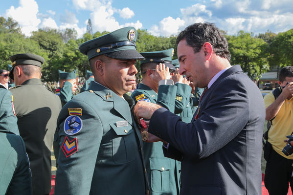 Entrega de condecoración de la Cuarta Brigada
Entrega de condecoración de la Cuarta Brigada
Fecha: Agosto 12 de 2016
Para descargar esta fotografía en alta resolución, haga clic sobre la imagen hasta que la misma se despliegue en la pantalla completa; luego dé clic derecho y elija la opción "guardar imagen como". 
En caso de publicación por cualquier medio, solicitamos acompañarla del crédito: "Foto EPM"
Palabras clave: Entrega condecoración Cuarta Brigada