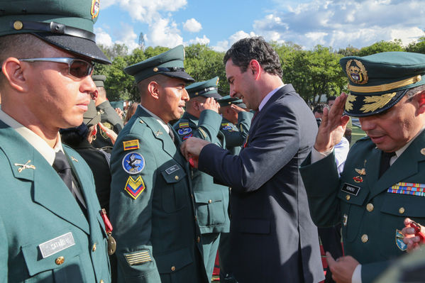 Entrega de condecoración de la Cuarta Brigada
Entrega de condecoración de la Cuarta Brigada
Fecha: Agosto 12 de 2016
Para descargar esta fotografía en alta resolución, haga clic sobre la imagen hasta que la misma se despliegue en la pantalla completa; luego dé clic derecho y elija la opción "guardar imagen como". 
En caso de publicación por cualquier medio, solicitamos acompañarla del crédito: "Foto EPM"
Palabras clave: Entrega condecoración Cuarta Brigada