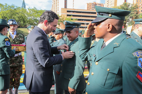 Entrega de condecoración de la Cuarta Brigada
Entrega de condecoración de la Cuarta Brigada
Fecha: Agosto 12 de 2016
Para descargar esta fotografía en alta resolución, haga clic sobre la imagen hasta que la misma se despliegue en la pantalla completa; luego dé clic derecho y elija la opción "guardar imagen como". 
En caso de publicación por cualquier medio, solicitamos acompañarla del crédito: "Foto EPM"
Palabras clave: Entrega condecoración Cuarta Brigada