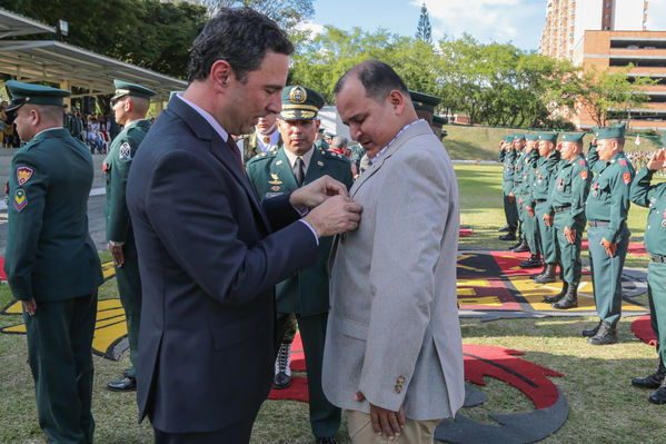 Entrega de condecoración de la Cuarta Brigada
Entrega de condecoración de la Cuarta Brigada
Fecha: Agosto 12 de 2016
Para descargar esta fotografía en alta resolución, haga clic sobre la imagen hasta que la misma se despliegue en la pantalla completa; luego dé clic derecho y elija la opción "guardar imagen como". 
En caso de publicación por cualquier medio, solicitamos acompañarla del crédito: "Foto EPM"
Palabras clave: Entrega condecoración Cuarta Brigada