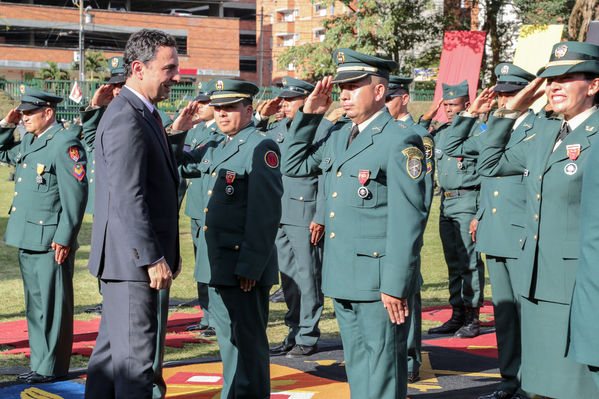 Entrega de condecoración de la Cuarta Brigada
Entrega de condecoración de la Cuarta Brigada
Fecha: Agosto 12 de 2016
Para descargar esta fotografía en alta resolución, haga clic sobre la imagen hasta que la misma se despliegue en la pantalla completa; luego dé clic derecho y elija la opción "guardar imagen como". 
En caso de publicación por cualquier medio, solicitamos acompañarla del crédito: "Foto EPM"
Palabras clave: Entrega condecoración Cuarta Brigada