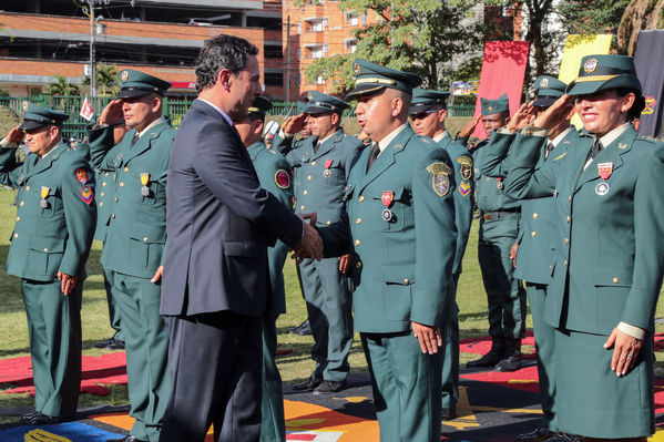Entrega de condecoración de la Cuarta Brigada
Entrega de condecoración de la Cuarta Brigada
Fecha: Agosto 12 de 2016
Para descargar esta fotografía en alta resolución, haga clic sobre la imagen hasta que la misma se despliegue en la pantalla completa; luego dé clic derecho y elija la opción "guardar imagen como". 
En caso de publicación por cualquier medio, solicitamos acompañarla del crédito: "Foto EPM"
Palabras clave: Entrega condecoración Cuarta Brigada