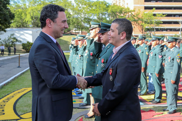 Entrega de condecoración de la Cuarta Brigada
Entrega de condecoración de la Cuarta Brigada
Fecha: Agosto 12 de 2016
Para descargar esta fotografía en alta resolución, haga clic sobre la imagen hasta que la misma se despliegue en la pantalla completa; luego dé clic derecho y elija la opción "guardar imagen como". 
En caso de publicación por cualquier medio, solicitamos acompañarla del crédito: "Foto EPM"
Palabras clave: Entrega condecoración Cuarta Brigada