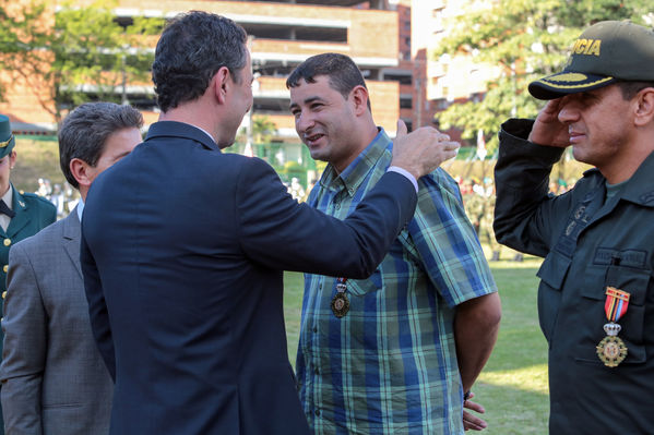 Entrega de condecoración de la Cuarta Brigada
Entrega de condecoración de la Cuarta Brigada
Fecha: Agosto 12 de 2016
Para descargar esta fotografía en alta resolución, haga clic sobre la imagen hasta que la misma se despliegue en la pantalla completa; luego dé clic derecho y elija la opción "guardar imagen como". 
En caso de publicación por cualquier medio, solicitamos acompañarla del crédito: "Foto EPM"
Palabras clave: Entrega condecoración Cuarta Brigada