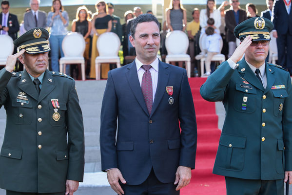 Entrega de condecoración de la Cuarta Brigada
Entrega de condecoración de la Cuarta Brigada
Fecha: Agosto 12 de 2016
Para descargar esta fotografía en alta resolución, haga clic sobre la imagen hasta que la misma se despliegue en la pantalla completa; luego dé clic derecho y elija la opción "guardar imagen como". 
En caso de publicación por cualquier medio, solicitamos acompañarla del crédito: "Foto EPM"
Palabras clave: Entrega condecoración Cuarta Brigada