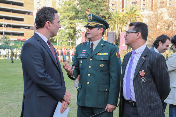 Entrega de condecoración de la Cuarta Brigada
Entrega de condecoración de la Cuarta Brigada
Fecha: Agosto 12 de 2016
Para descargar esta fotografía en alta resolución, haga clic sobre la imagen hasta que la misma se despliegue en la pantalla completa; luego dé clic derecho y elija la opción "guardar imagen como". 
En caso de publicación por cualquier medio, solicitamos acompañarla del crédito: "Foto EPM"
Palabras clave: Entrega condecoración Cuarta Brigada