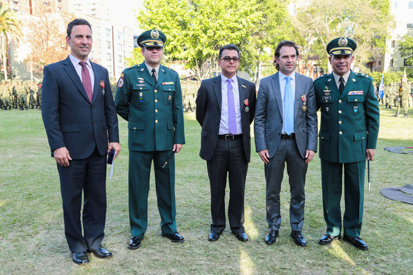 Entrega de condecoración de la Cuarta Brigada
Entrega de condecoración de la Cuarta Brigada
Fecha: Agosto 12 de 2016
Para descargar esta fotografía en alta resolución, haga clic sobre la imagen hasta que la misma se despliegue en la pantalla completa; luego dé clic derecho y elija la opción "guardar imagen como". 
En caso de publicación por cualquier medio, solicitamos acompañarla del crédito: "Foto EPM"
Palabras clave: Entrega condecoración Cuarta Brigada