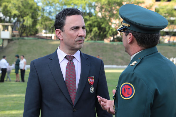 Entrega de condecoración de la Cuarta Brigada
Entrega de condecoración de la Cuarta Brigada
Fecha: Agosto 12 de 2016
Para descargar esta fotografía en alta resolución, haga clic sobre la imagen hasta que la misma se despliegue en la pantalla completa; luego dé clic derecho y elija la opción "guardar imagen como". 
En caso de publicación por cualquier medio, solicitamos acompañarla del crédito: "Foto EPM"
Palabras clave: Entrega condecoración Cuarta Brigada