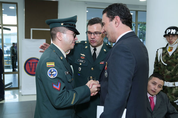 Entrega de condecoración de la Cuarta Brigada
Entrega de condecoración de la Cuarta Brigada
Fecha: Agosto 12 de 2016
Para descargar esta fotografía en alta resolución, haga clic sobre la imagen hasta que la misma se despliegue en la pantalla completa; luego dé clic derecho y elija la opción "guardar imagen como". 
En caso de publicación por cualquier medio, solicitamos acompañarla del crédito: "Foto EPM"
Palabras clave: Entrega condecoración Cuarta Brigada