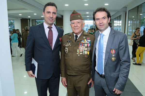 Entrega de condecoración de la Cuarta Brigada
Entrega de condecoración de la Cuarta Brigada
Fecha: Agosto 12 de 2016
Para descargar esta fotografía en alta resolución, haga clic sobre la imagen hasta que la misma se despliegue en la pantalla completa; luego dé clic derecho y elija la opción "guardar imagen como". 
En caso de publicación por cualquier medio, solicitamos acompañarla del crédito: "Foto EPM"
Palabras clave: Entrega condecoración Cuarta Brigada Jorge Londoño Hildebrando Vélez Federico Gutiérrez