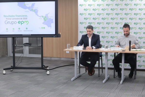 Rueda de prensa – Resultados financieros primer semestre 2019
Rueda de prensa – Resultados financieros primer semestre 2019
Fecha: Agosto 14 de 2019. 
Para descargar esta fotografía en alta resolución, haga clic sobre la imagen hasta que la misma se despliegue en la pantalla completa; luego dé clic derecho y elija la opción "guardar imagen como". 
En caso de publicación por cualquier medio, solicitamos acompañarla del crédito: "Foto EPM"
Palabras clave: Rueda de prensa – Resultados financieros primer semestre 2019