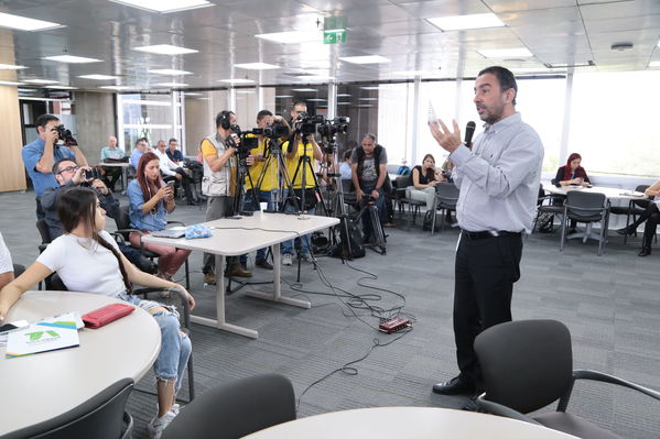 Rueda de prensa – Resultados financieros primer semestre 2019
Rueda de prensa – Resultados financieros primer semestre 2019
Fecha: Agosto 14 de 2019. 
Para descargar esta fotografía en alta resolución, haga clic sobre la imagen hasta que la misma se despliegue en la pantalla completa; luego dé clic derecho y elija la opción "guardar imagen como". 
En caso de publicación por cualquier medio, solicitamos acompañarla del crédito: "Foto EPM"
Palabras clave: Rueda de prensa – Resultados financieros primer semestre 2019
