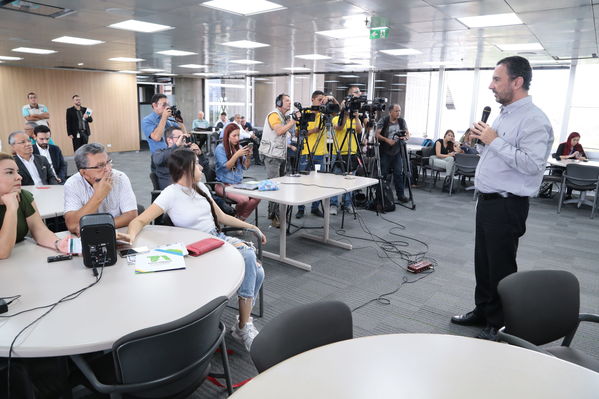 Rueda de prensa – Resultados financieros primer semestre 2019
Rueda de prensa – Resultados financieros primer semestre 2019
Fecha: Agosto 14 de 2019. 
Para descargar esta fotografía en alta resolución, haga clic sobre la imagen hasta que la misma se despliegue en la pantalla completa; luego dé clic derecho y elija la opción "guardar imagen como". 
En caso de publicación por cualquier medio, solicitamos acompañarla del crédito: "Foto EPM"
Palabras clave: Rueda de prensa – Resultados financieros primer semestre 2019