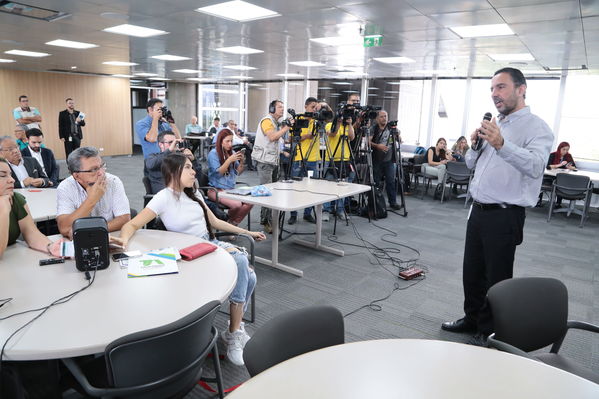 Rueda de prensa – Resultados financieros primer semestre 2019
Rueda de prensa – Resultados financieros primer semestre 2019
Fecha: Agosto 14 de 2019. 
Para descargar esta fotografía en alta resolución, haga clic sobre la imagen hasta que la misma se despliegue en la pantalla completa; luego dé clic derecho y elija la opción "guardar imagen como". 
En caso de publicación por cualquier medio, solicitamos acompañarla del crédito: "Foto EPM"
Palabras clave: Rueda de prensa – Resultados financieros primer semestre 2019
