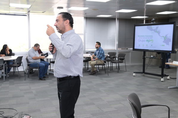 Rueda de prensa – Resultados financieros primer semestre 2019
Rueda de prensa – Resultados financieros primer semestre 2019
Fecha: Agosto 14 de 2019. 
Para descargar esta fotografía en alta resolución, haga clic sobre la imagen hasta que la misma se despliegue en la pantalla completa; luego dé clic derecho y elija la opción "guardar imagen como". 
En caso de publicación por cualquier medio, solicitamos acompañarla del crédito: "Foto EPM"
Palabras clave: Rueda de prensa – Resultados financieros primer semestre 2019