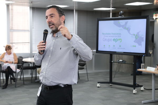 Rueda de prensa – Resultados financieros primer semestre 2019
Rueda de prensa – Resultados financieros primer semestre 2019
Fecha: Agosto 14 de 2019. 
Para descargar esta fotografía en alta resolución, haga clic sobre la imagen hasta que la misma se despliegue en la pantalla completa; luego dé clic derecho y elija la opción "guardar imagen como". 
En caso de publicación por cualquier medio, solicitamos acompañarla del crédito: "Foto EPM"
Palabras clave: Rueda de prensa – Resultados financieros primer semestre 2019