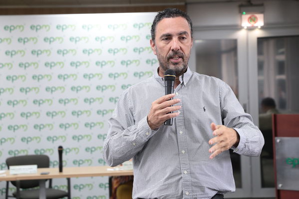 Rueda de prensa – Resultados financieros primer semestre 2019
Rueda de prensa – Resultados financieros primer semestre 2019
Fecha: Agosto 14 de 2019. 
Para descargar esta fotografía en alta resolución, haga clic sobre la imagen hasta que la misma se despliegue en la pantalla completa; luego dé clic derecho y elija la opción "guardar imagen como". 
En caso de publicación por cualquier medio, solicitamos acompañarla del crédito: "Foto EPM"
Palabras clave: Rueda de prensa – Resultados financieros primer semestre 2019