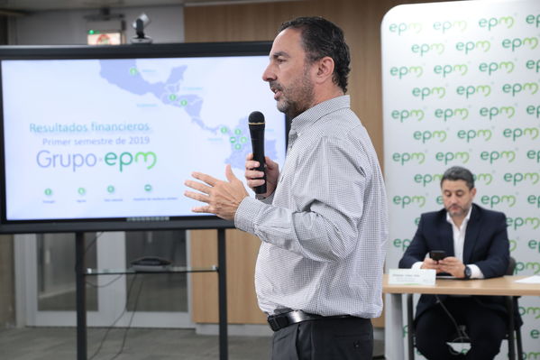 Rueda de prensa – Resultados financieros primer semestre 2019
Rueda de prensa – Resultados financieros primer semestre 2019
Fecha: Agosto 14 de 2019. 
Para descargar esta fotografía en alta resolución, haga clic sobre la imagen hasta que la misma se despliegue en la pantalla completa; luego dé clic derecho y elija la opción "guardar imagen como". 
En caso de publicación por cualquier medio, solicitamos acompañarla del crédito: "Foto EPM"
Palabras clave: Rueda de prensa – Resultados financieros primer semestre 2019