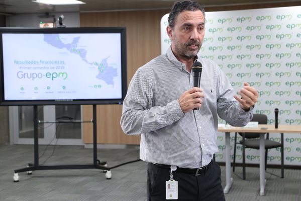 Rueda de prensa – Resultados financieros primer semestre 2019
Rueda de prensa – Resultados financieros primer semestre 2019
Fecha: Agosto 14 de 2019. 
Para descargar esta fotografía en alta resolución, haga clic sobre la imagen hasta que la misma se despliegue en la pantalla completa; luego dé clic derecho y elija la opción "guardar imagen como". 
En caso de publicación por cualquier medio, solicitamos acompañarla del crédito: "Foto EPM"
Palabras clave: Rueda de prensa – Resultados financieros primer semestre 2019