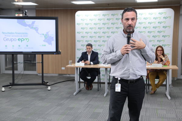 Rueda de prensa – Resultados financieros primer semestre 2019
Rueda de prensa – Resultados financieros primer semestre 2019
Fecha: Agosto 14 de 2019. 
Para descargar esta fotografía en alta resolución, haga clic sobre la imagen hasta que la misma se despliegue en la pantalla completa; luego dé clic derecho y elija la opción "guardar imagen como". 
En caso de publicación por cualquier medio, solicitamos acompañarla del crédito: "Foto EPM"
Palabras clave: Rueda de prensa – Resultados financieros primer semestre 2019
