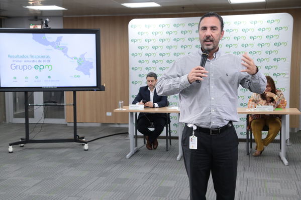 Rueda de prensa – Resultados financieros primer semestre 2019
Rueda de prensa – Resultados financieros primer semestre 2019
Fecha: Agosto 14 de 2019. 
Para descargar esta fotografía en alta resolución, haga clic sobre la imagen hasta que la misma se despliegue en la pantalla completa; luego dé clic derecho y elija la opción "guardar imagen como". 
En caso de publicación por cualquier medio, solicitamos acompañarla del crédito: "Foto EPM"
Palabras clave: Rueda de prensa – Resultados financieros primer semestre 2019