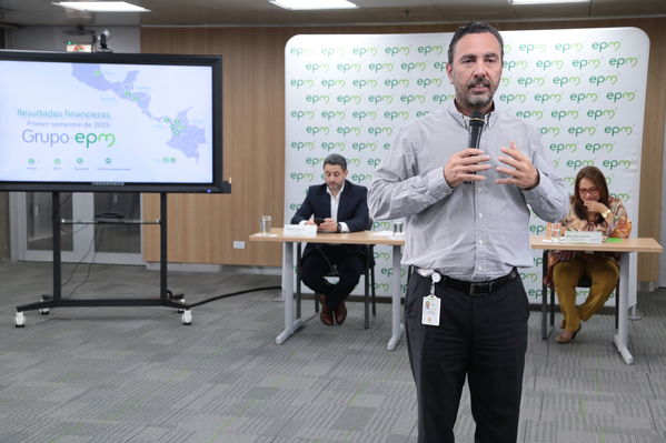 Rueda de prensa – Resultados financieros primer semestre 2019
Rueda de prensa – Resultados financieros primer semestre 2019
Fecha: Agosto 14 de 2019. 
Para descargar esta fotografía en alta resolución, haga clic sobre la imagen hasta que la misma se despliegue en la pantalla completa; luego dé clic derecho y elija la opción "guardar imagen como". 
En caso de publicación por cualquier medio, solicitamos acompañarla del crédito: "Foto EPM"
Palabras clave: Rueda de prensa – Resultados financieros primer semestre 2019