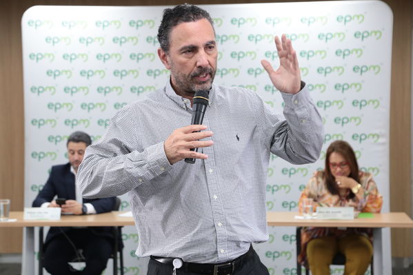 Rueda de prensa – Resultados financieros primer semestre 2019
Rueda de prensa – Resultados financieros primer semestre 2019
Fecha: Agosto 14 de 2019. 
Para descargar esta fotografía en alta resolución, haga clic sobre la imagen hasta que la misma se despliegue en la pantalla completa; luego dé clic derecho y elija la opción "guardar imagen como". 
En caso de publicación por cualquier medio, solicitamos acompañarla del crédito: "Foto EPM"
Palabras clave: Rueda de prensa – Resultados financieros primer semestre 2019