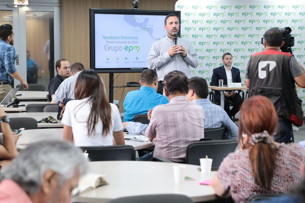 Rueda de prensa – Resultados financieros primer semestre 2019
Rueda de prensa – Resultados financieros primer semestre 2019
Fecha: Agosto 14 de 2019. 
Para descargar esta fotografía en alta resolución, haga clic sobre la imagen hasta que la misma se despliegue en la pantalla completa; luego dé clic derecho y elija la opción "guardar imagen como". 
En caso de publicación por cualquier medio, solicitamos acompañarla del crédito: "Foto EPM"
Palabras clave: Rueda de prensa – Resultados financieros primer semestre 2019